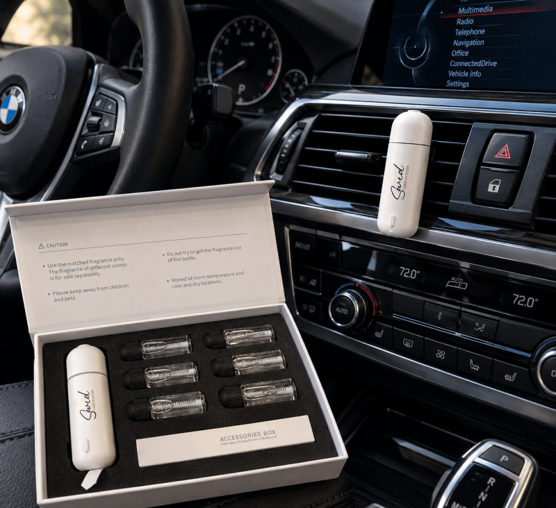 Difusor eletrônico para carro da SWID instalado numa saída de ar, ao lado da caixa com o conjunto de seis fragrâncias