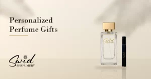 Título Regalos de perfume personalizados junto a un frasco de perfume personalizado SWID y un perfume en spray de viaje sobre una mesa color marfil