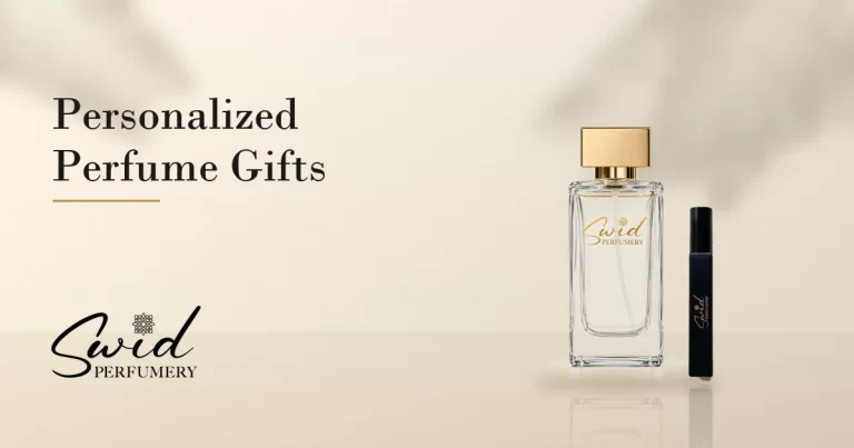 Título Regalos de perfume personalizados junto a un frasco de perfume personalizado SWID y un perfume en spray de viaje sobre una mesa color marfil