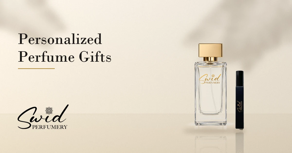 Título Presentes de perfume personalizados ao lado de um frasco de perfume personalizado SWID e um perfume em spray de viagem sobre uma mesa cor de marfim