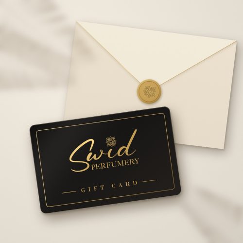 Tarjeta de regalo de SWID Perfumery: tarjeta negra con el logo dorado de SWID Perfumery sobre un sobre color marfil con sello dorado